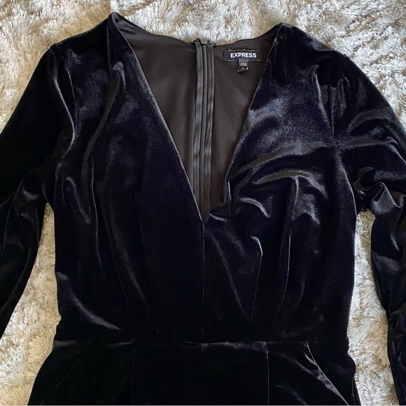Express NWOT Black Long Sleeve Velour Romper Size Small - Picture 5 of 8